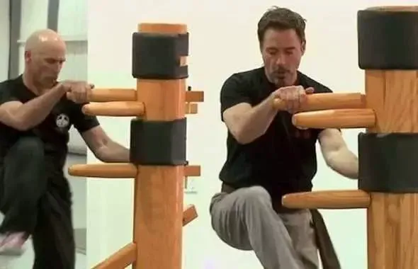 Robert Downey Jr. traint Wing Chun op de houten pop